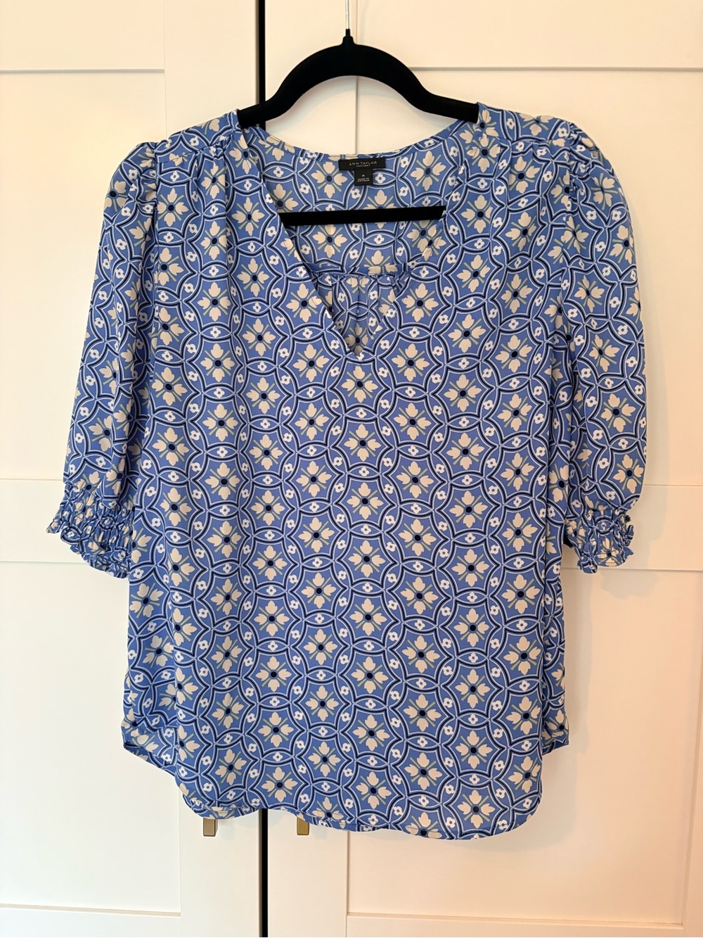 Ann Taylor Blue Geometric Floral Medallion V-Neck Puff Sleeve Blouse, Size M